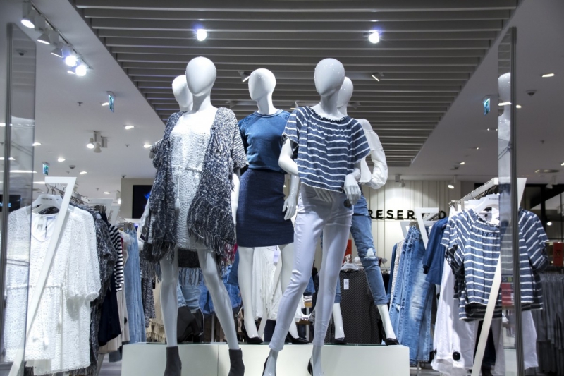 ecommerce-BRIANCONNET-min_shopping_mall_shop_windows_fashionable_clothes_feminine_weakness_the_temptation_slender_women_mannequin_lifestyle-1044785